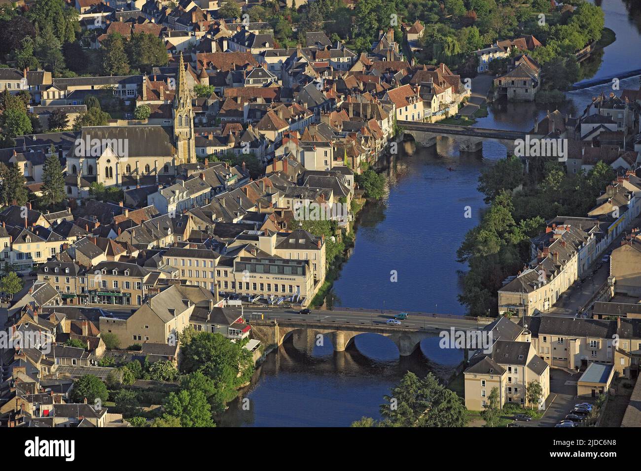 France, Indre, Argenton-sur-Creuse, connue sous le nom de Venise du Berry, la ville est située sur les rives de la Creuse (photo aérienne), Banque D'Images