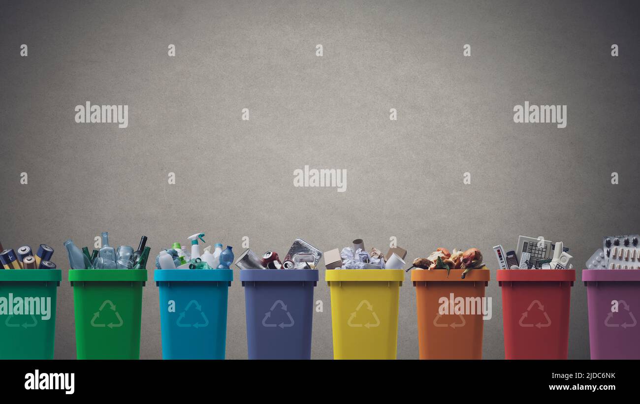Collecte de poubelles pleines de différents types de déchets, recyclage et concept de collecte des déchets séparé Banque D'Images