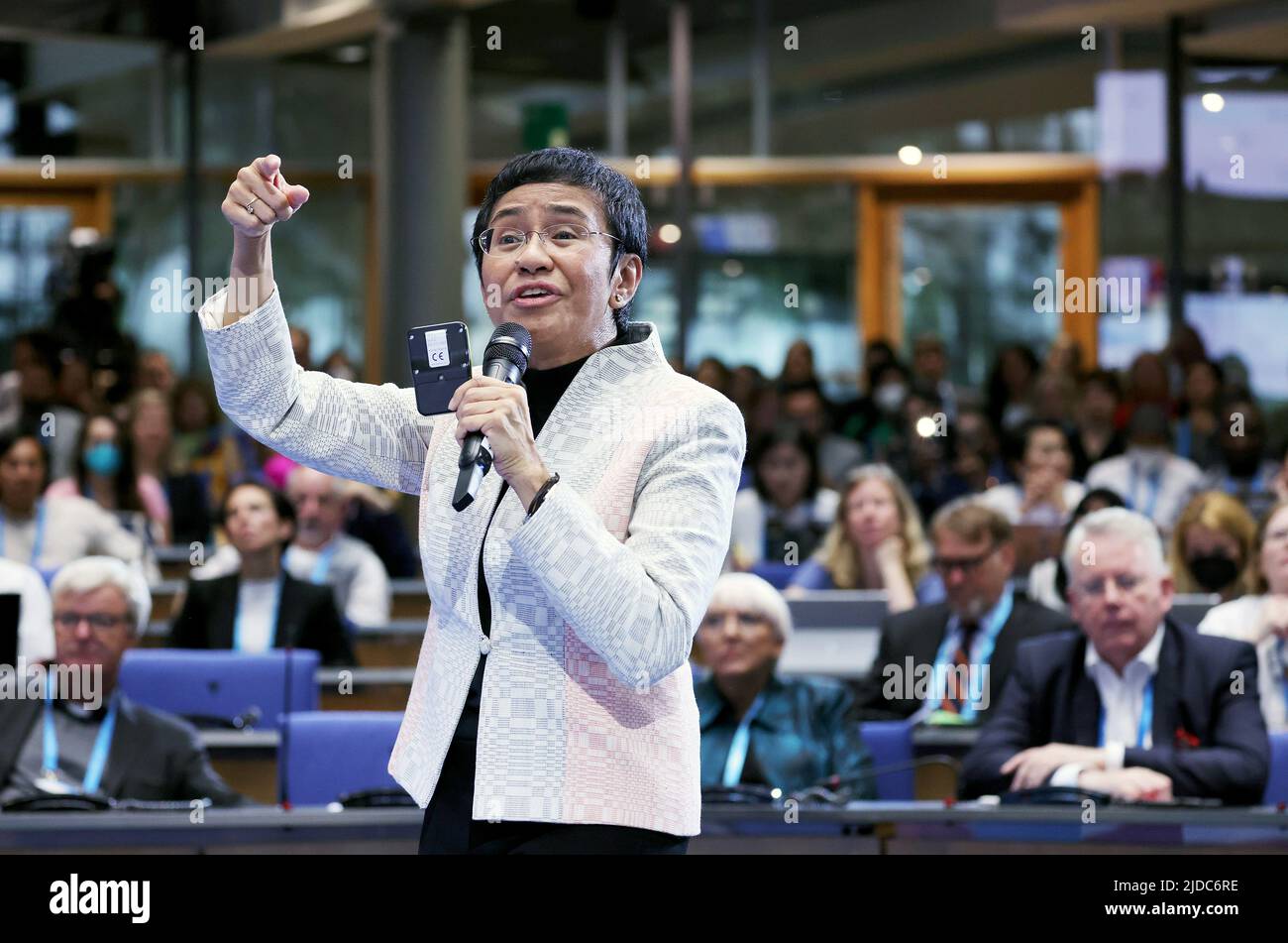 Bonn, Allemagne. 20th juin 2022. Maria Ressa, journaliste philippine, auteure et lauréate du prix Nobel de la paix, prend la parole au Forum mondial des médias. Le Forum mondial des médias, organisé par le diffuseur étranger allemand Deutsche Welle (DW), se tient à Bonn. Credit: Oliver Berg/dpa/Alay Live News Banque D'Images