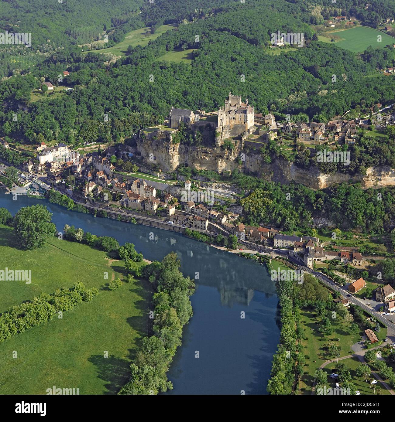 France, Dordogne, Beynac-et-Cazenac ville classée 'les plus beaux villages de France', (vue aérienne) Banque D'Images
