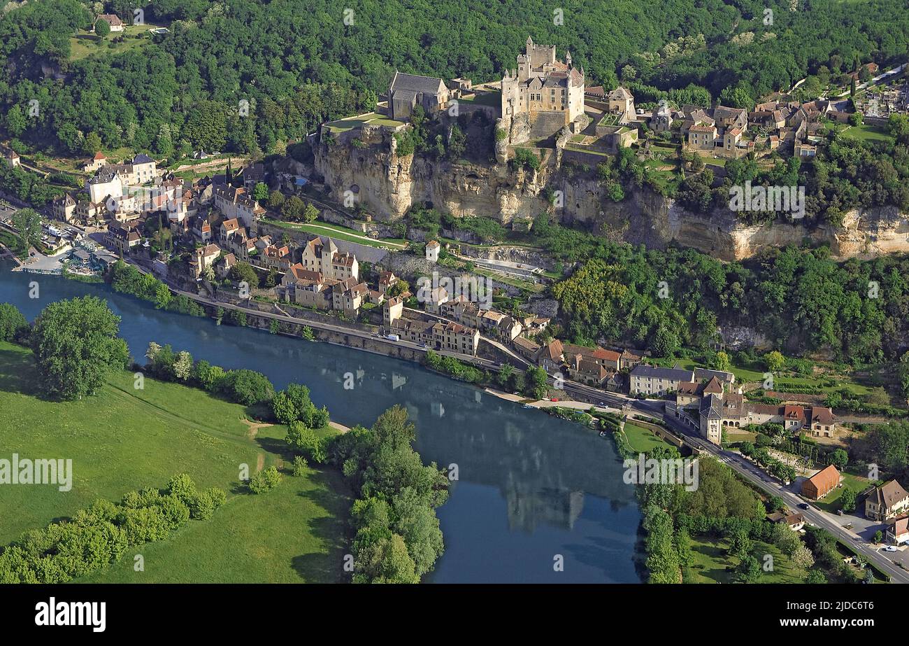 France, Dordogne, Beynac-et-Cazenac ville classée 'les plus beaux villages de France', (vue aérienne) Banque D'Images