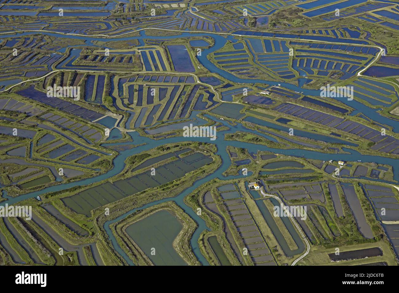 France, Charente-Maritime, Saint-Trojan-les-bains salins et ostréicoles (vue aérienne) Banque D'Images