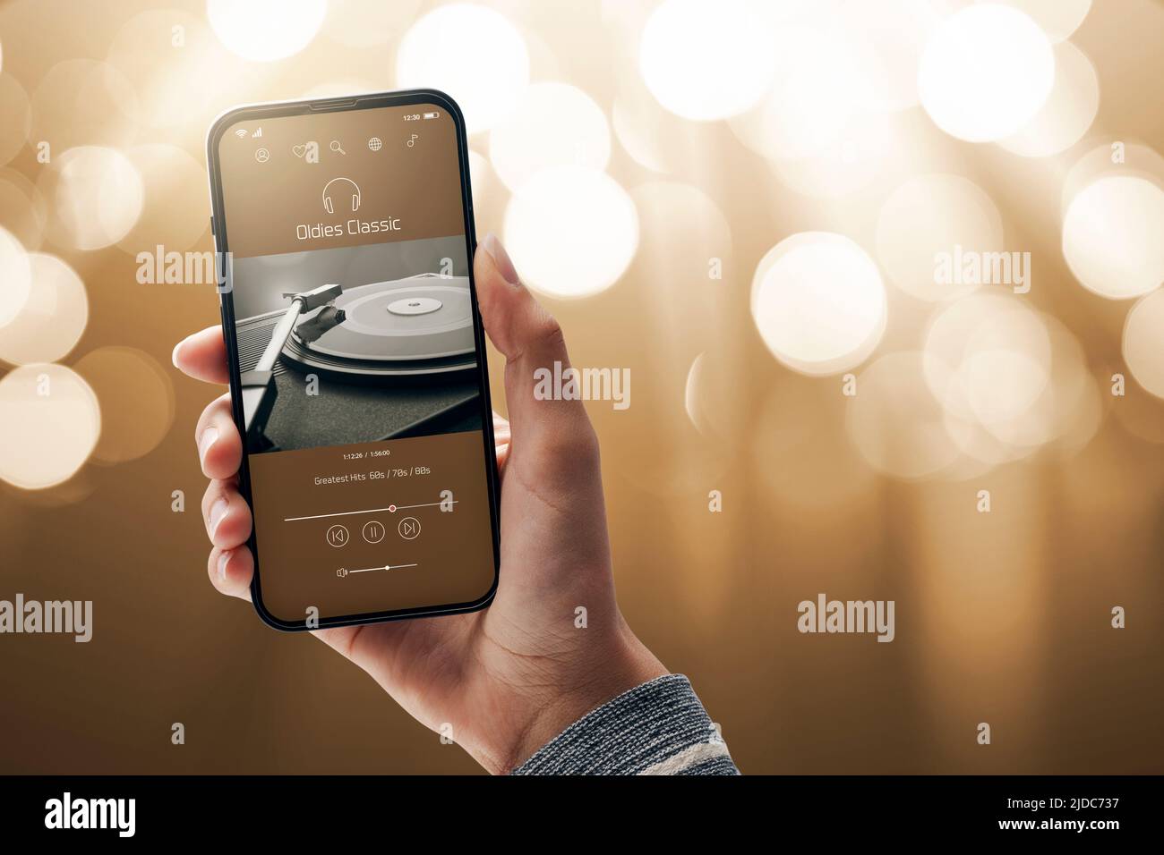 Femme tenant un smartphone et écoutant de la musique en ligne, elle joue de vieilles chansons, espace de copie vierge Banque D'Images