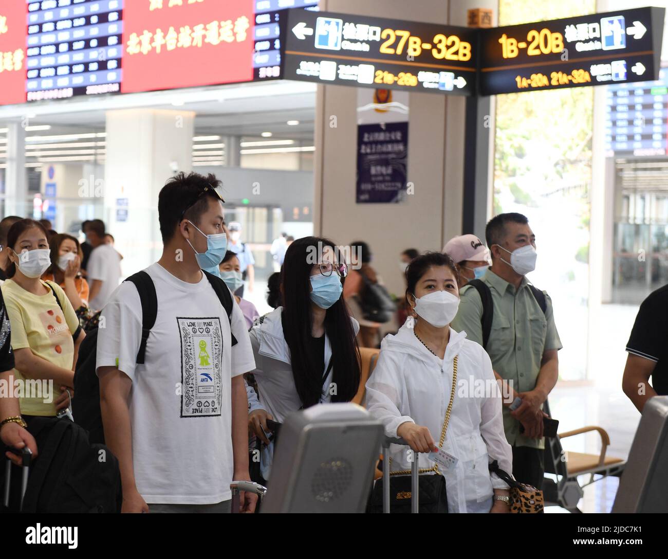 Pékin, Chine. 20th juin 2022. Les passagers attendent le train à la gare de Beijing Fengtai à Pékin, capitale de la Chine, 20 juin 2022. Le plus grand centre ferroviaire de passagers d'Asie a été mis en service lundi à Pékin, alors qu'une reconstruction de quatre ans insuffle une nouvelle vie à la plus ancienne gare de la capitale chinoise. Avec une superficie brute de près de 400 000 mètres carrés, soit 56 terrains de football standard, la gare de Beijing Fengtai dispose de 32 voies ferrées et de 32 plates-formes et peut accueillir un maximum de 14 000 passagers par heure. Credit: Zhang Chenlin/Xinhua/Alay Live News Banque D'Images