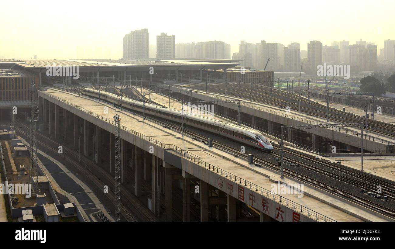 Pékin, Chine. 20th juin 2022. Le train G601 part de la gare de Beijing Fengtai à Pékin, capitale de la Chine, 20 juin 2022. Le plus grand centre ferroviaire de passagers d'Asie a été mis en service lundi à Pékin, alors qu'une reconstruction de quatre ans insuffle une nouvelle vie à la plus ancienne gare de la capitale chinoise. Avec une superficie brute de près de 400 000 mètres carrés, soit 56 terrains de football standard, la gare de Beijing Fengtai dispose de 32 voies ferrées et de 32 plates-formes et peut accueillir un maximum de 14 000 passagers par heure. Credit: Hao Yuanzheng/Xinhua/Alamy Live News Banque D'Images