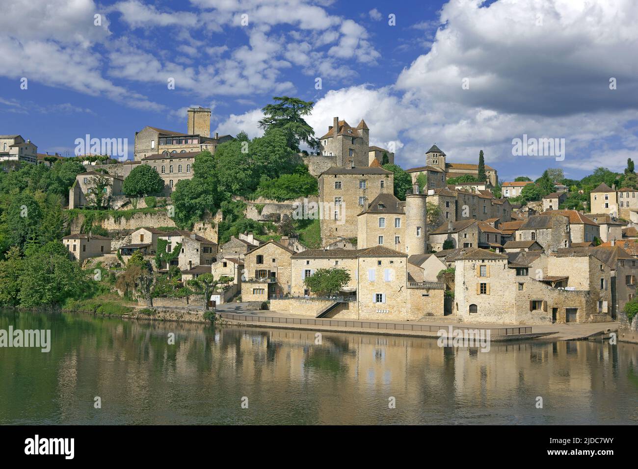 France, Lot Puy-l'Évêque, cité médiévale, les rives du Lot Banque D'Images