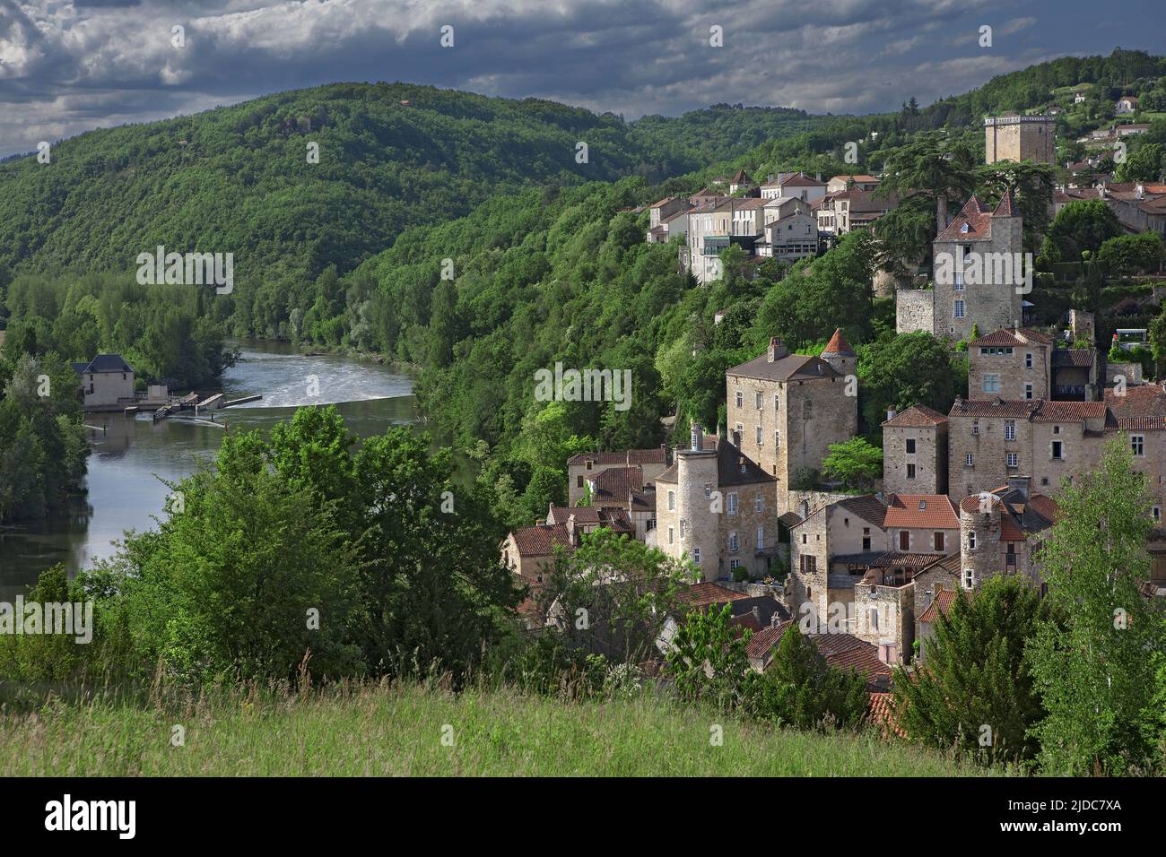 France, Lot Puy-l'Évêque, cité médiévale, les rives du Lot Banque D'Images