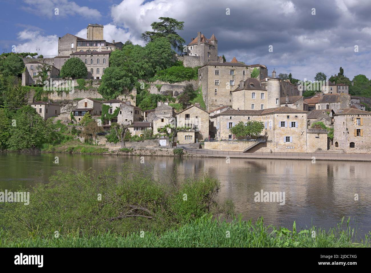 France, Lot Puy-l'Évêque, cité médiévale, les rives du Lot Banque D'Images