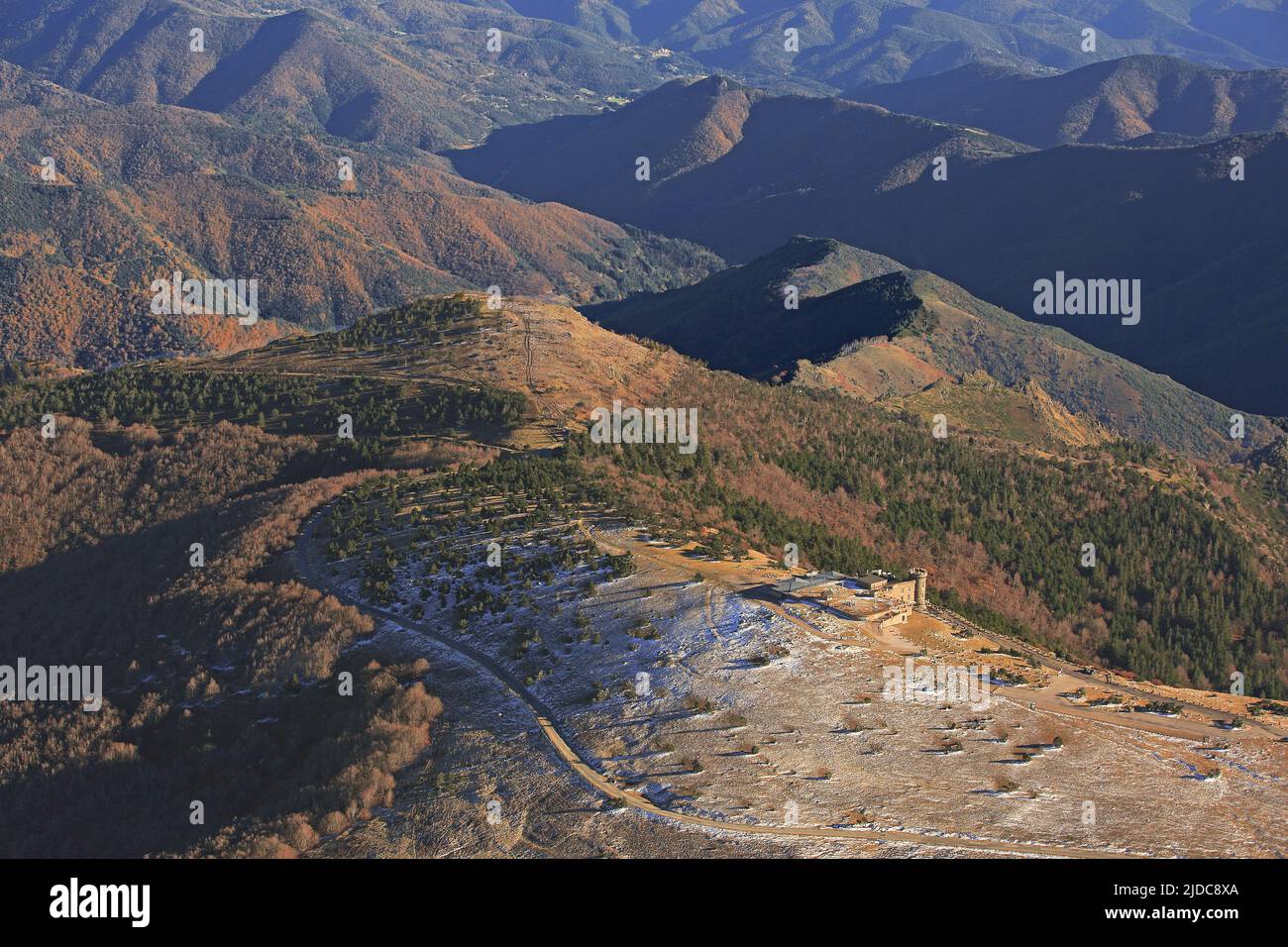 France, Gard, Mont Aigoual est un sommet situé dans le massif central du sud, à la frontière entre le Gard et la Lozère. Il culmine à 1565 mètres d'altitude, la station météorologique en forme de château fort a été construit (photo aérienne) Banque D'Images