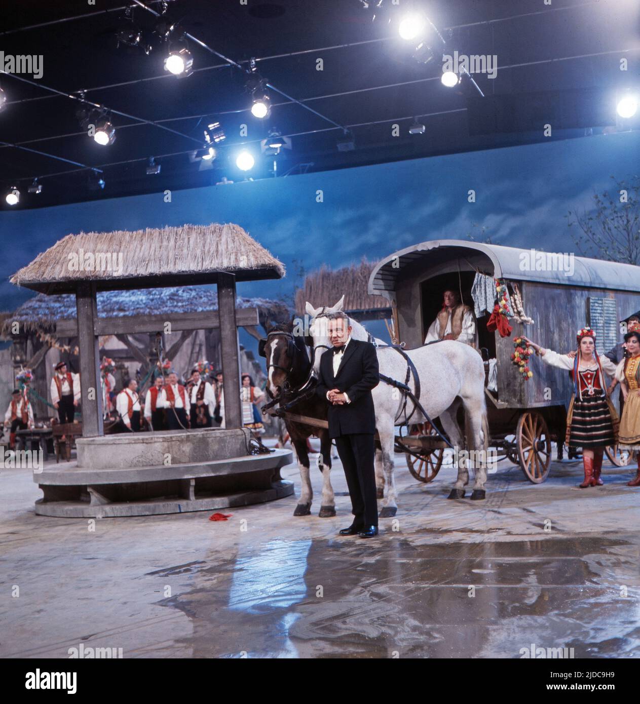 Vergißmeinnicht, ZDF Spielshow, Deutschland, 1968, im Bild: Peter Frankenfeld auf der Bühne vor einem Pferdewagen. Vergissmeinnicht, série de jeux TV, Allemagne, 1968, sur la photo: Le présentateur Peter Frankenfeld Peter Frankenfeld sur scène devant une calèche. Banque D'Images