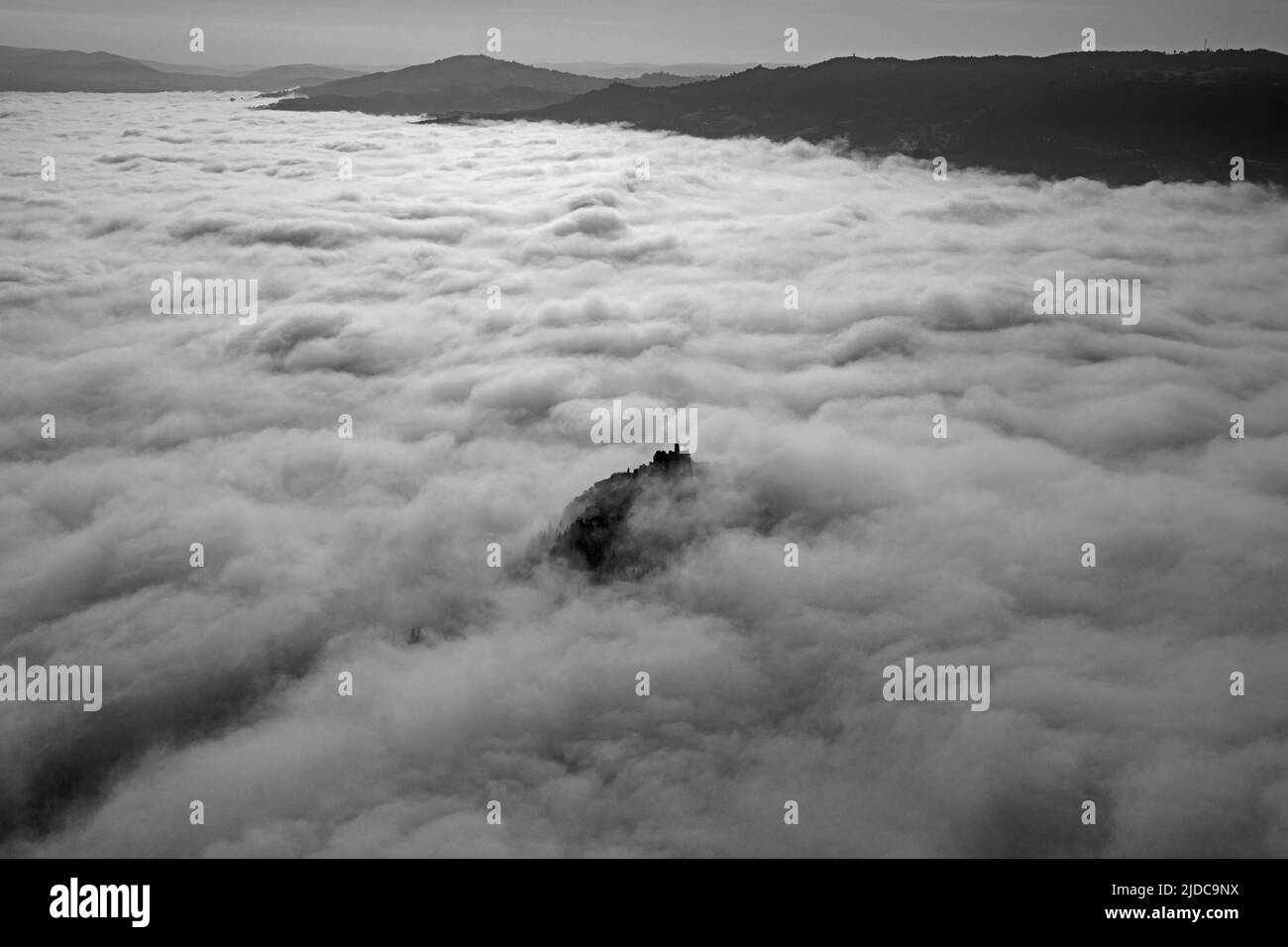 France, Aveyron, Espalion le château de Calmont Olt dans la brume matinale (photo aérienne) Banque D'Images