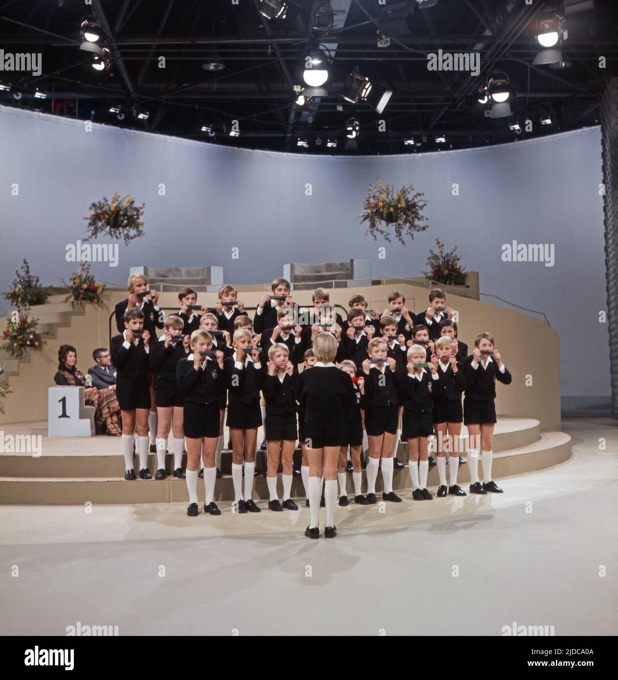 Drei mal Neun, ZDF Quizshow, Deutschland, 1971, im Bild: Knabengruppe von Mundharmonikaspielern. Drei mal Neun, série de quiz TV, Allemagne, 1971, sur la photo: Un groupe de garçons de joueurs d'harmonica. Banque D'Images