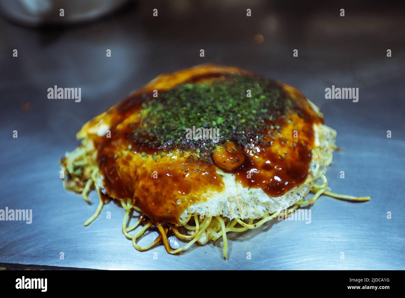 Plat japonais typique Okonomiyaki dans le restaurant Hiroshima, Japon Banque D'Images