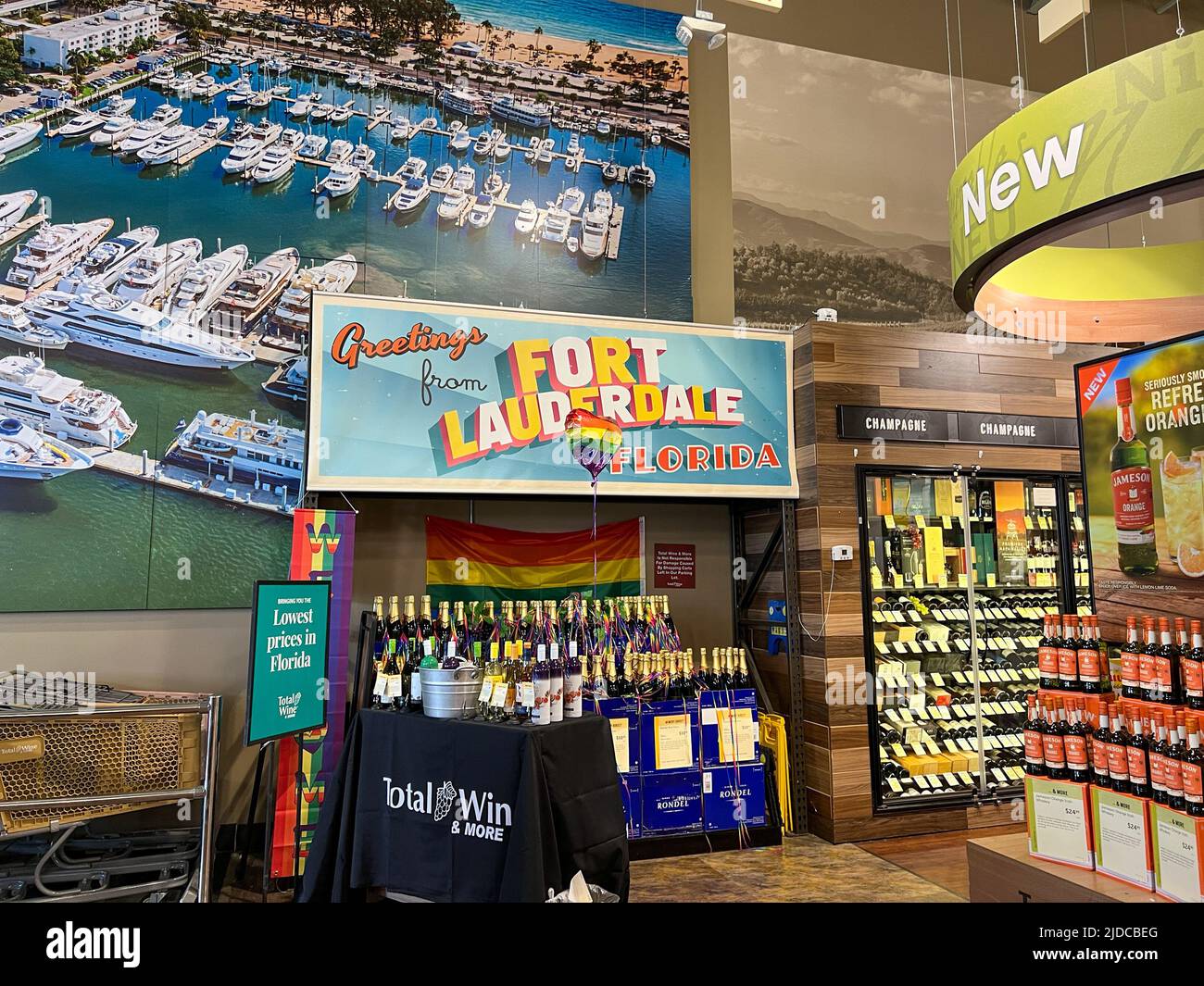 Pi. Lauderdale, FL États-Unis - 7 juin 2022 : l'intérieur d'un magasin de vins total à ft. Lauderdale, Floride. Banque D'Images