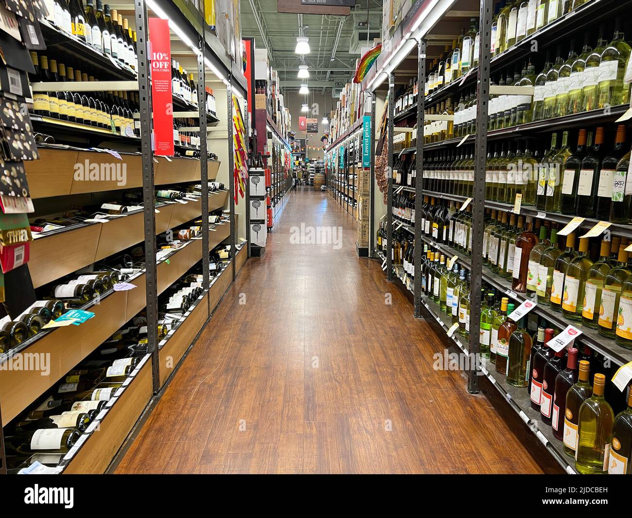 Pi. Lauderdale, FL États-Unis - 7 juin 2022 : l'intérieur d'un magasin de vins total à ft. Lauderdale, Floride. Banque D'Images