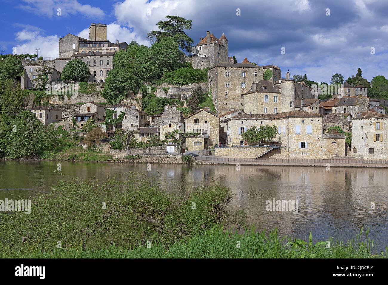 France, Lot Puy-l'Évêque, cité médiévale, les rives du Lot Banque D'Images