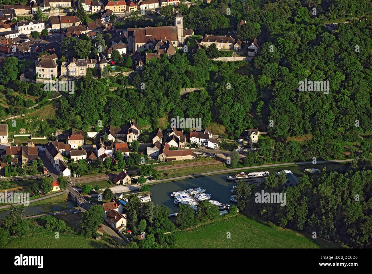 France, Yonne, village de Châtel-Censoir dans la vallée de l'Yonne et le canal du Nivernais (vue aérienne) Banque D'Images