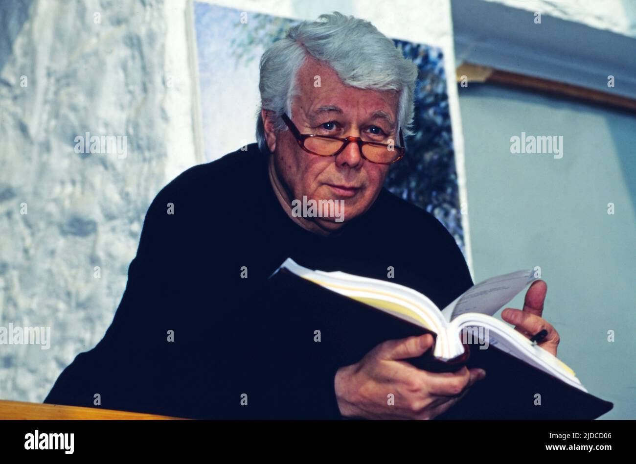 Peter Weck, österreichischer Schauspieler, Bühnendarsteller, Regisisseur und Theaterintendant, Portrait, Allemagne, 1996. Peter Weck, acteur autrichien, acteur de scène, réalisateur et réalisateur de théâtre, portrait tourné, Allemagne, 1996. Banque D'Images