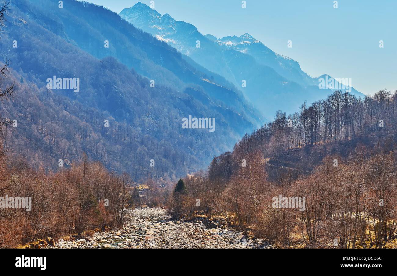 Le courant de base rocheux de la rivière Verzasca, qui s'étend entre les Alpes Leponntines, Valle Verzasca, Suisse Banque D'Images