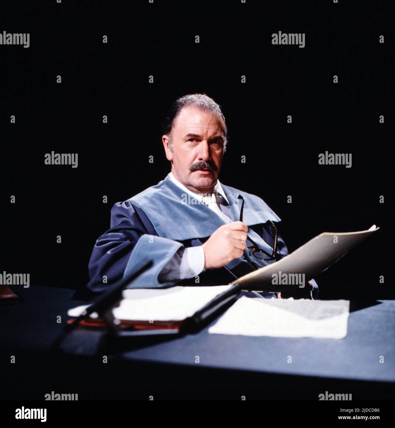Preußen - Ein Prozeß in fünf Verhandlungen, ZDF Dokumentarspiel über die Geschichte Preußens in Form von fünf Prozeßtagen einer Gerichtsverhandlung, Deutschland, 1981, im Bild: MANFRED HEIDMANN als Richter. Preussen - Ein Prozess in fuenf Verhandlungen, TV pièce documentaire sur l'histoire de la Prusse sous la forme de cinq jours de procès d'une audience, Allemagne, 1981, sur la photo: MANFRED HEIDMANN juge. Banque D'Images