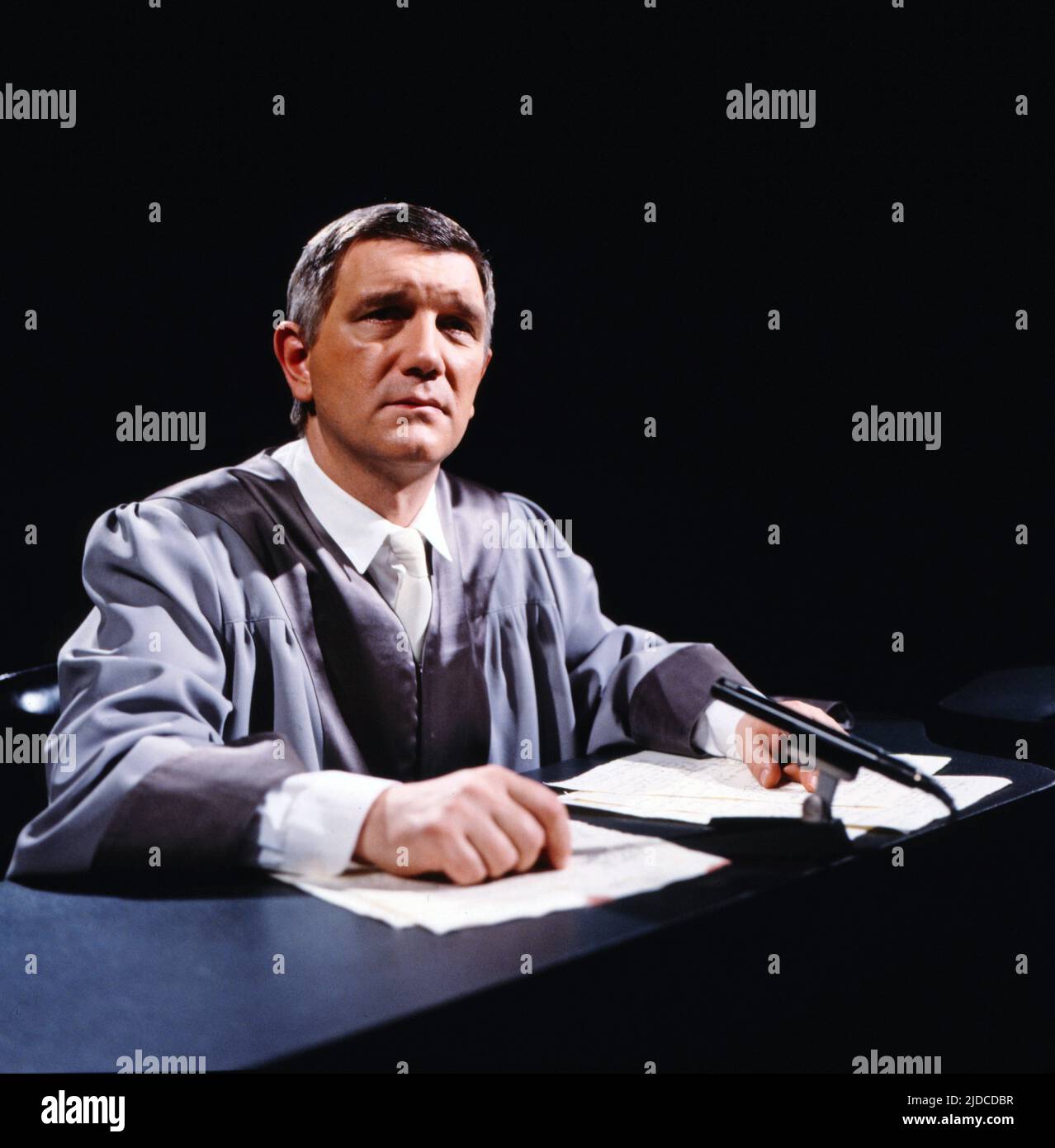 Preußen - Ein Prozeß in fünf Verhandlungen, ZDF Dokumentarspiel über die Geschichte Preußens in Form von fünf Prozeßtagen einer Gerichtsverhandlung, Deutschland, 1981, im Bild: KARL-HEINZ VON HASSEL als Verteidiger. Preussen - Ein Prozess in fuenf Verhandlungen, TV pièce documentaire sur l'histoire de la Prusse sous la forme de cinq jours de procès d'une audience judiciaire, Allemagne, 1981, sur la photo: KARL-HEINZ VON HASSEL comme avocat de la défense Banque D'Images