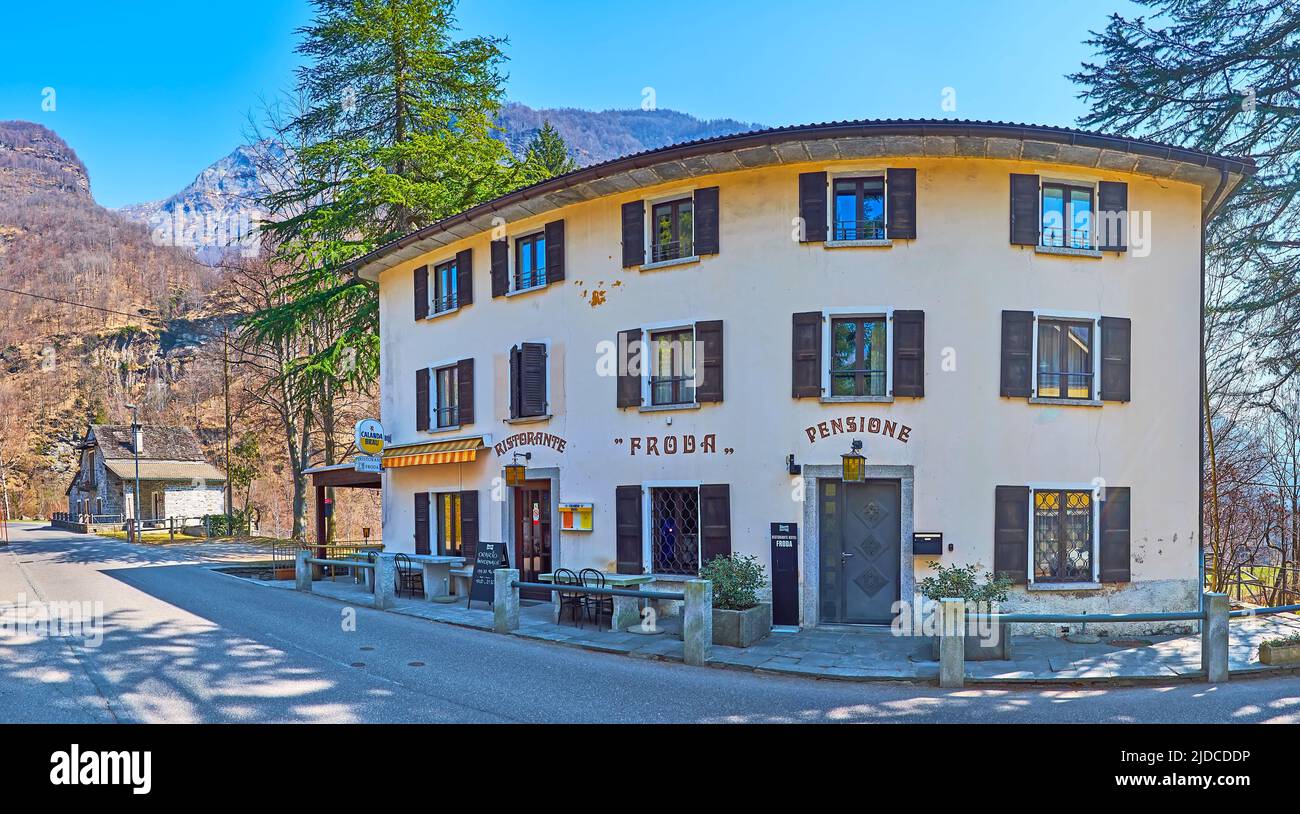 GERRA, SUISSE - MARCH27, 2022: Vue panoramique de l'hôtel et du restaurant d'époque, situé dans la Valle Verzasca, sur 27 mars à Gerra Banque D'Images