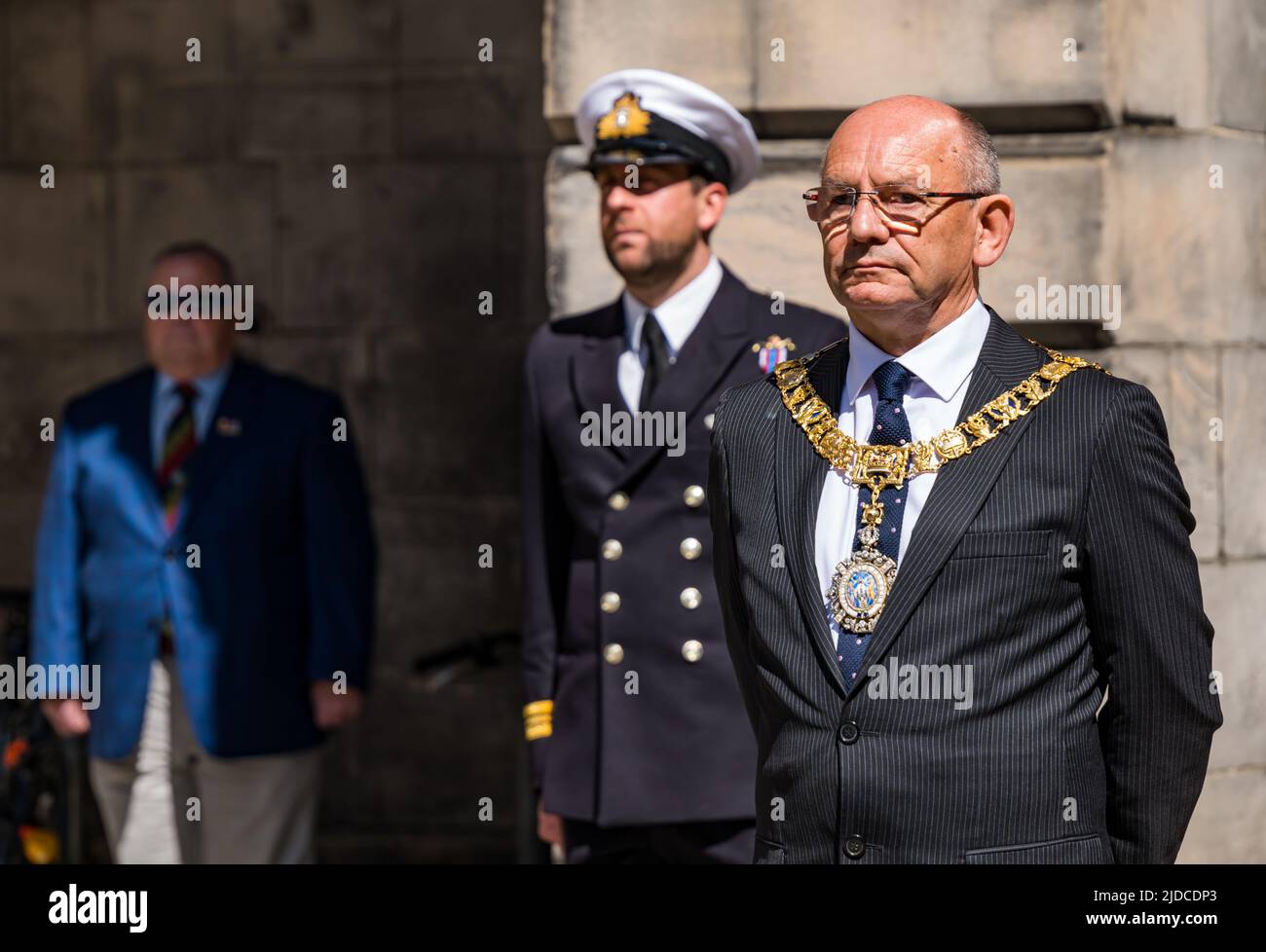 City Chambers, Édimbourg, Écosse, Royaume-Uni, 20 juin 2022. Cérémonie de levée du drapeau des Forces armées : une procession avec le drapeau de jour des Forces armées est accueillie par Lord Provost Robert Aldridge aux chambres de ville (en photo). La cérémonie de levée du drapeau est un événement national en l'honneur du personnel des Forces armées Banque D'Images