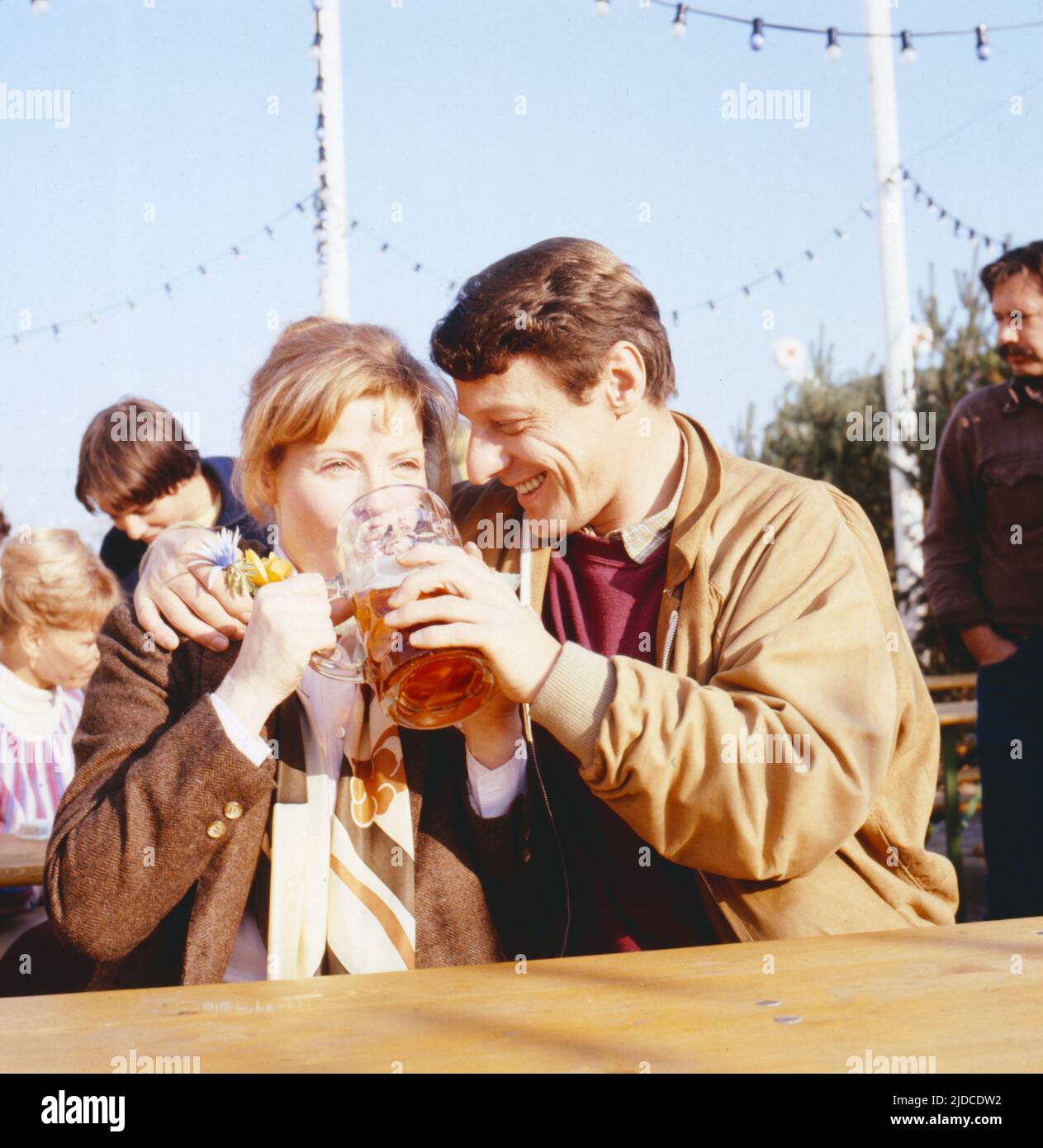 Schlagzeilen, ARD Fernsehfilm, Deutschland, 1981, Szene: Renate Schröter und Giovanni Früh mit einer Maß Bier auf dem Oktoberfest. Schlagzeilen, film TV, Allemagne, 1981, scène: Renate Schroeter et Giovanni Frueh avec une tasse de bière à l'Oktoberfest. Banque D'Images