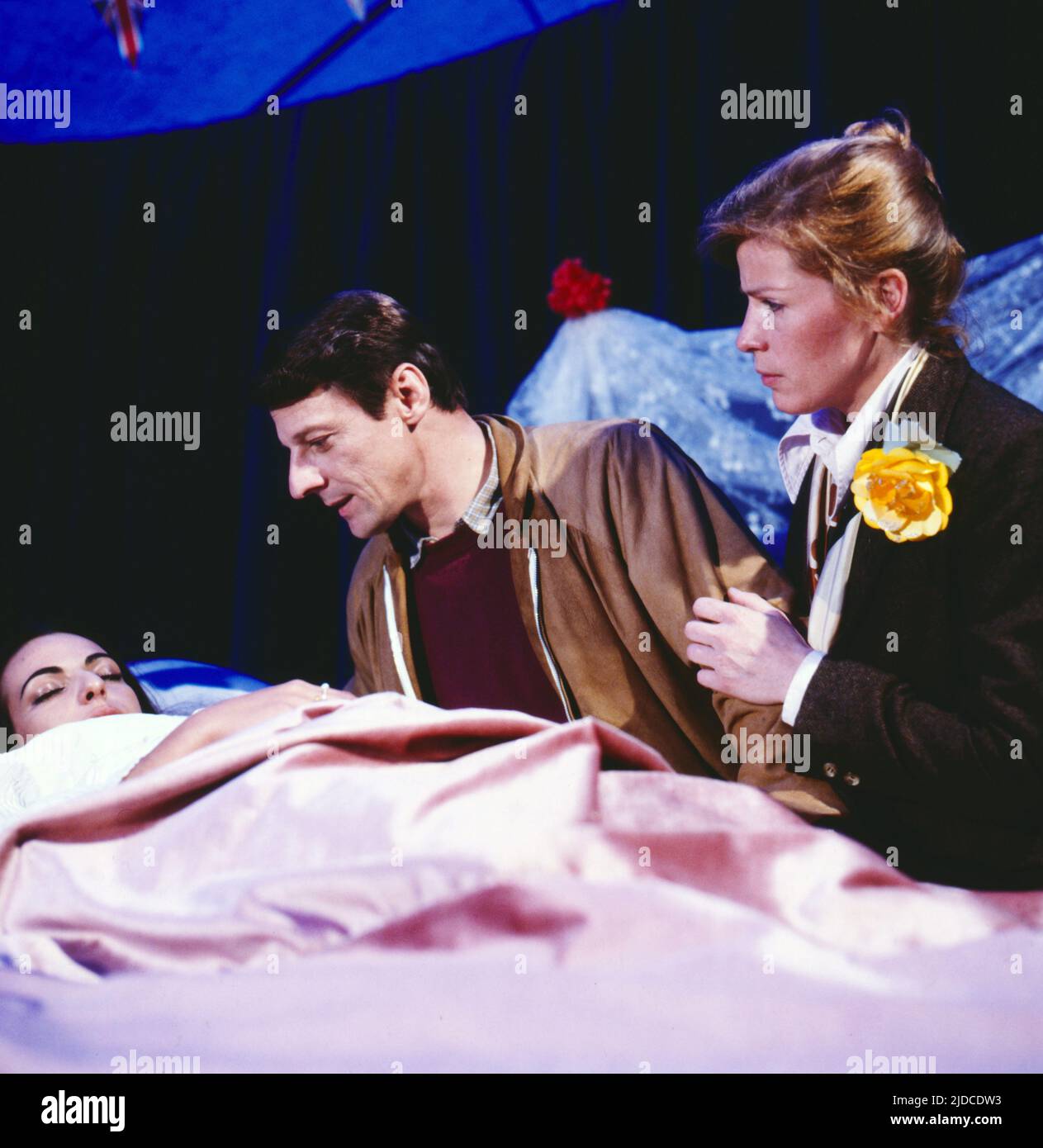 Schlagzeilen, ARD Fernsehfilm, Deutschland, 1981, Szene mit Giovanni Früh, Renate Schroeter. Schlagzeilen, film TV, Allemagne, 1981, scène avec Giovanni Frueh et Renate Schroeter. Banque D'Images