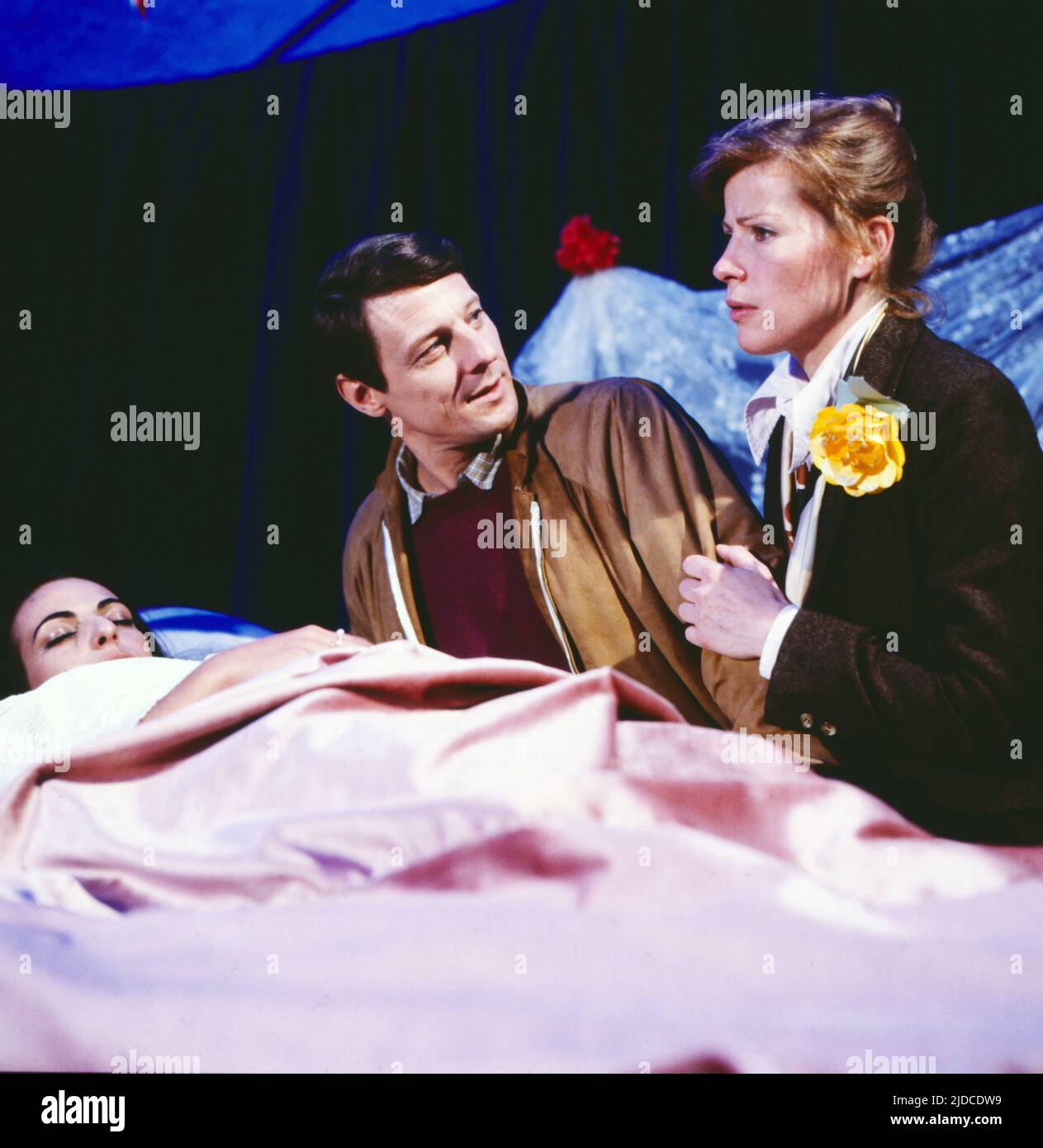 Schlagzeilen, ARD Fernsehfilm, Deutschland, 1981, Szene mit Giovanni Früh, Renate Schroeter. Schlagzeilen, film TV, Allemagne, 1981, scène avec Giovanni Frueh et Renate Schroeter. Banque D'Images