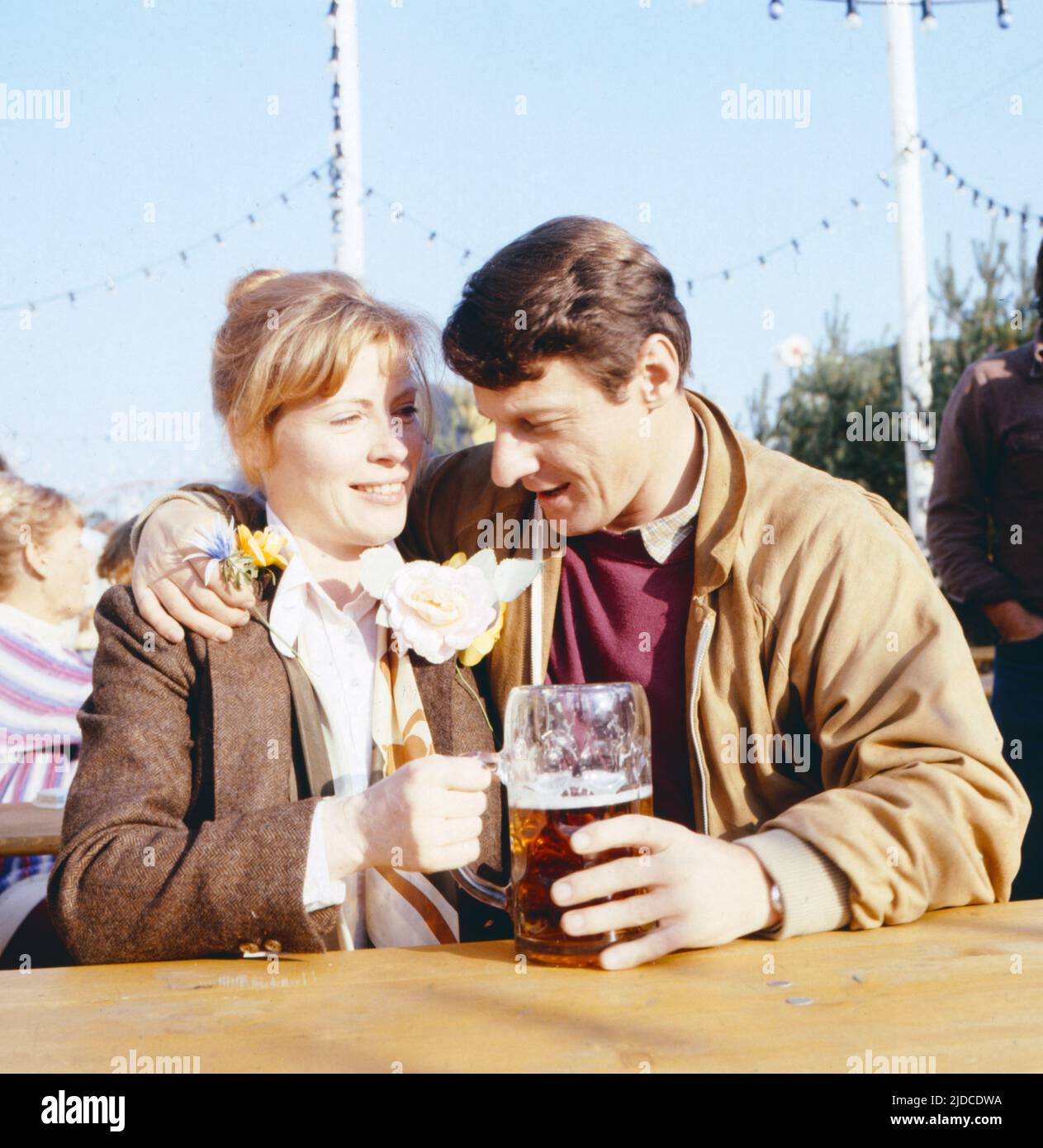 Schlagzeilen, ARD Fernsehfilm, Deutschland, 1981, Szene: Renate Schröter und Giovanni Früh mit einer Maß Bier auf dem Oktoberfest. Schlagzeilen, film TV, Allemagne, 1981, scène: Renate Schroeter et Giovanni Frueh avec une tasse de bière à l'Oktoberfest. Banque D'Images