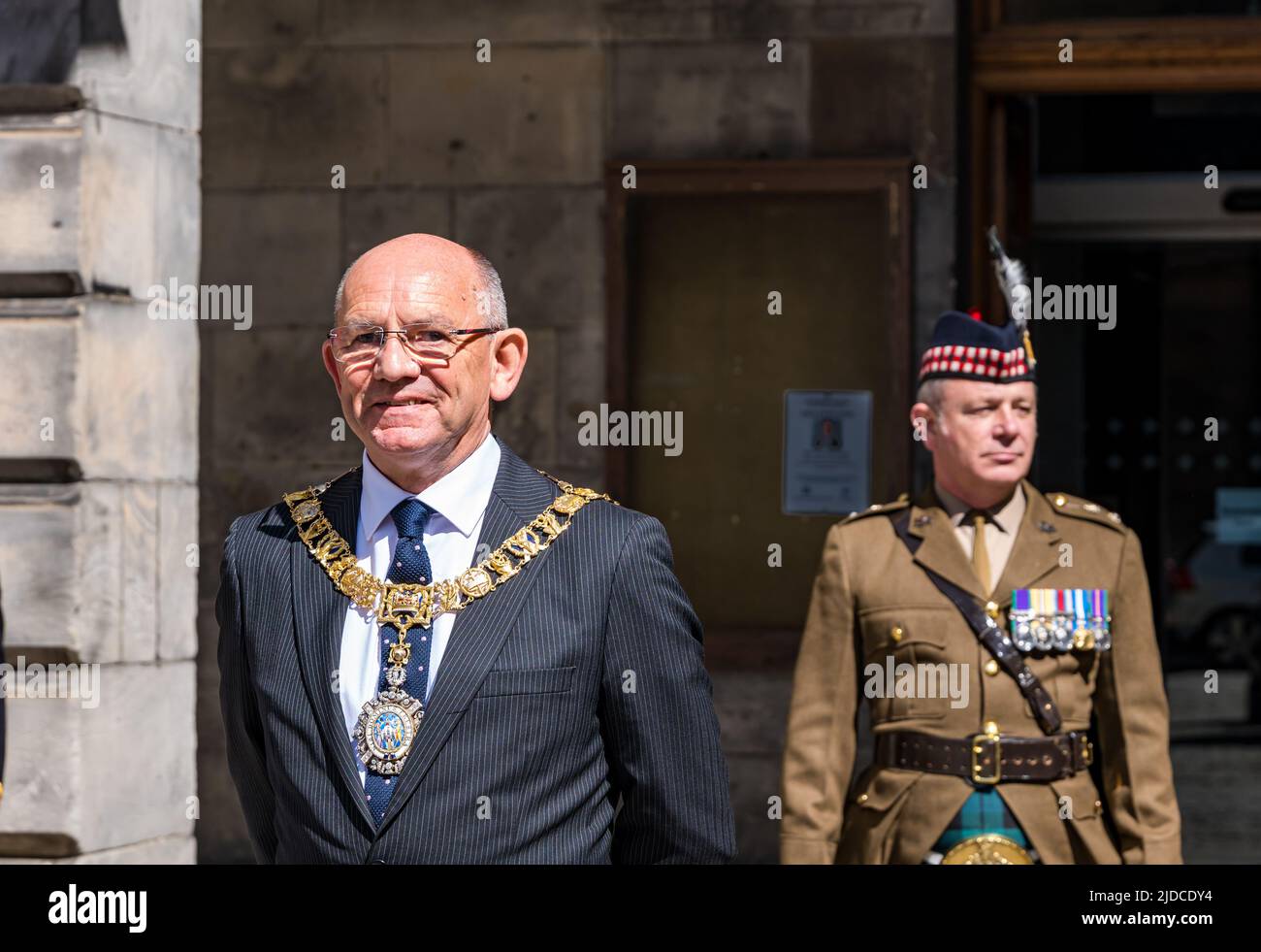 City Chambers, Édimbourg, Écosse, Royaume-Uni, 20 juin 2022. Cérémonie de levée du drapeau des Forces armées : une procession avec le drapeau de jour des Forces armées est accueillie par Lord Provost Robert Aldridge aux chambres de ville (en photo). La cérémonie de levée du drapeau est un événement national en l'honneur du personnel des Forces armées Banque D'Images