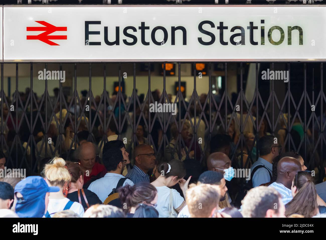 Londres, Royaume-Uni - 17 juin 2022 - une foule de passagers de train ont dû attendre devant la gare d'Euston en raison d'une fermeture temporaire du service Banque D'Images