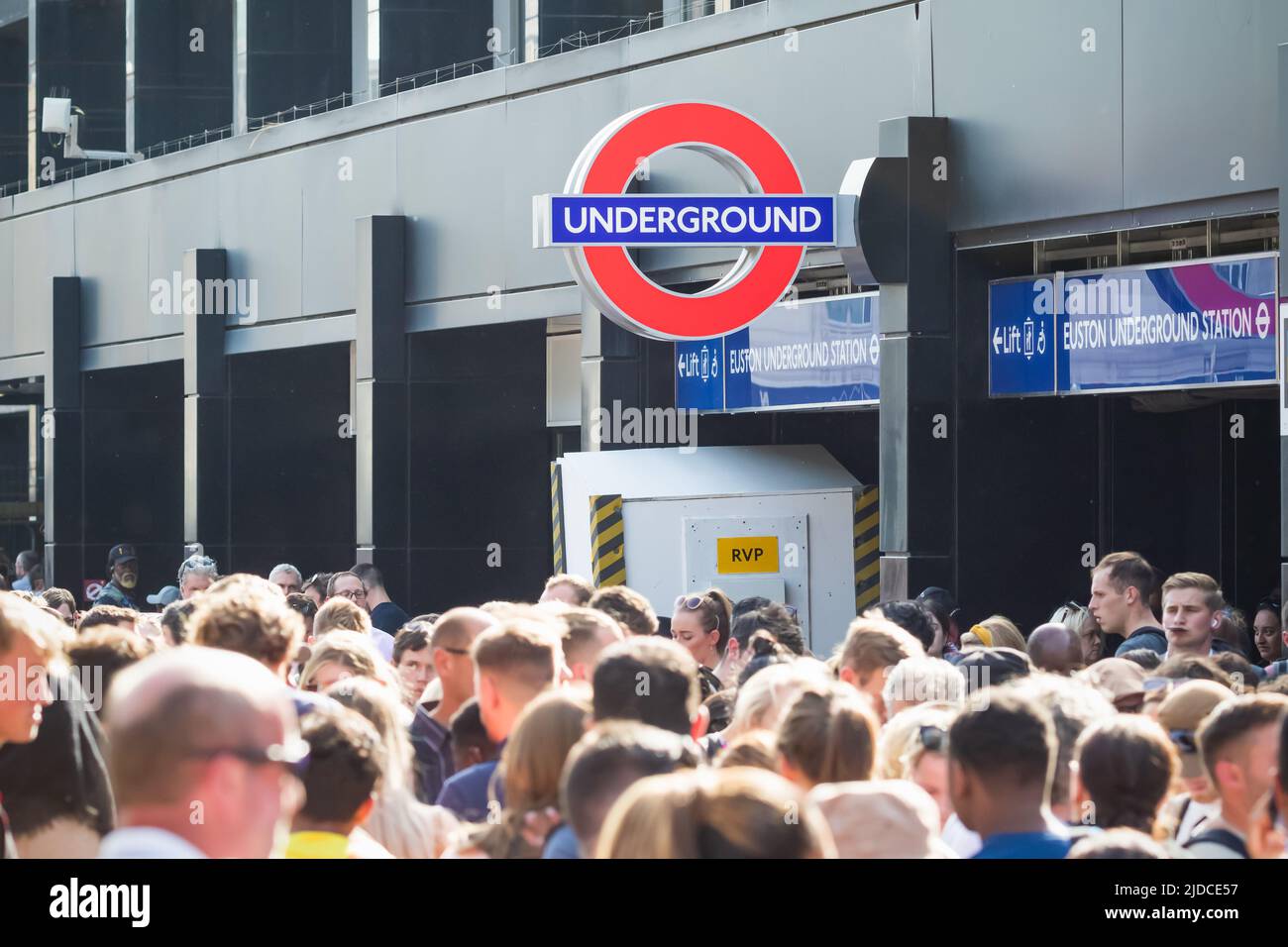 Londres, Royaume-Uni - 17 juin 2022 - une foule de passagers de train ont dû attendre devant la gare d'Euston en raison d'une fermeture temporaire du service Banque D'Images