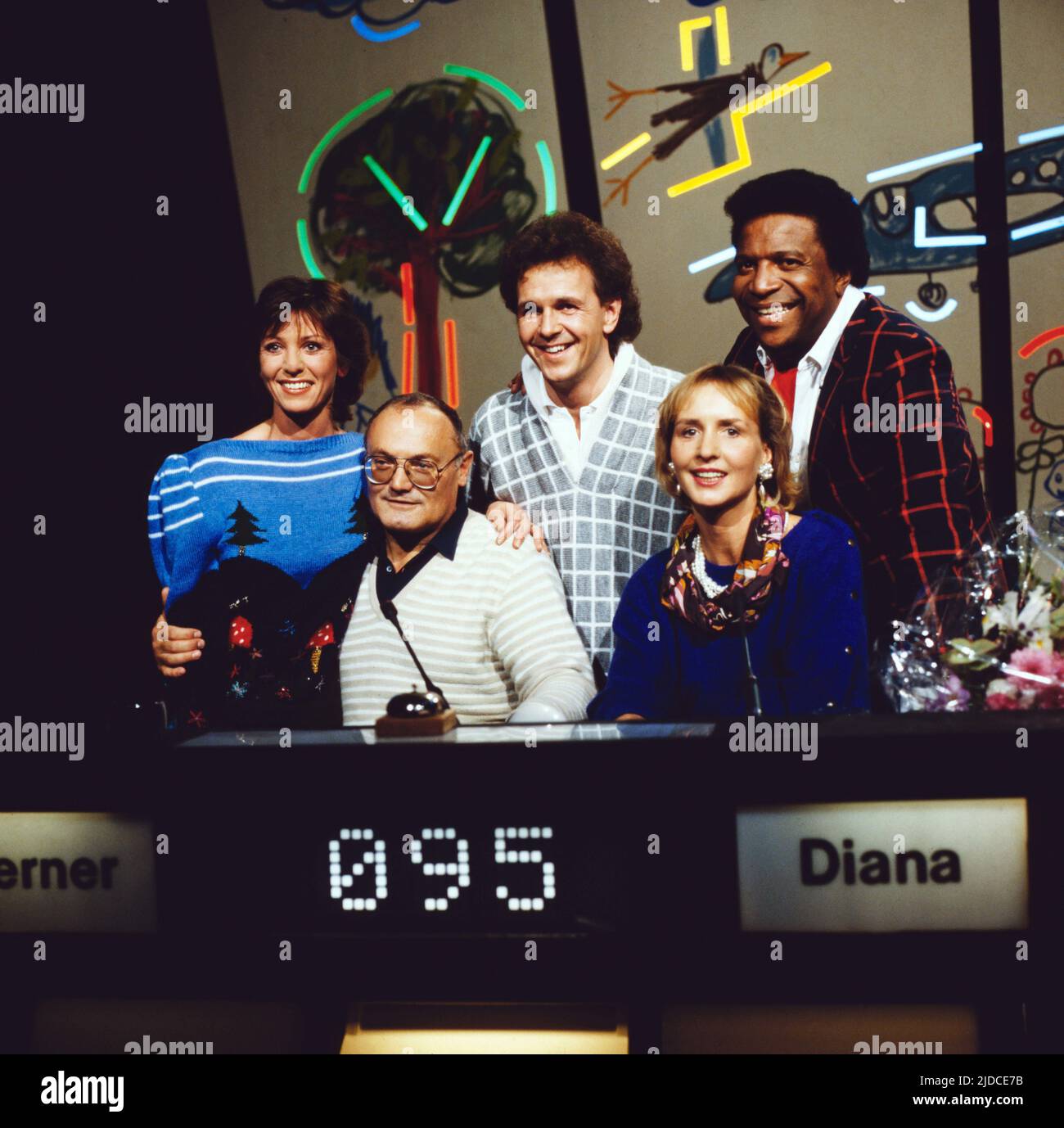 Dingsda, BR Ratesquiz, Prominente raten lustige Begriffe von Kindern, Deutschland, vers 1987, im Bild: Kandidaten Dorthe, Werner Kreindl, Diana Körner, Roberto Blanco und modérateur Fritz Egner, Mitte. Dingsda, quiz TV, célébrités deviner des termes drôles d'enfants, Allemagne, vers 1987, en photo: Les candidats Dorthe, Werner Kreindl, Diana Koerner, Robert Blanco et modérateur Fritz Egner, centre. Banque D'Images