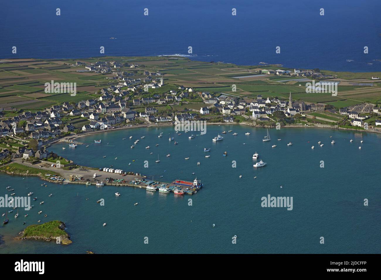 France, Finistère, Ile de Batz, le village, port Kernok (vue aérienne) Banque D'Images