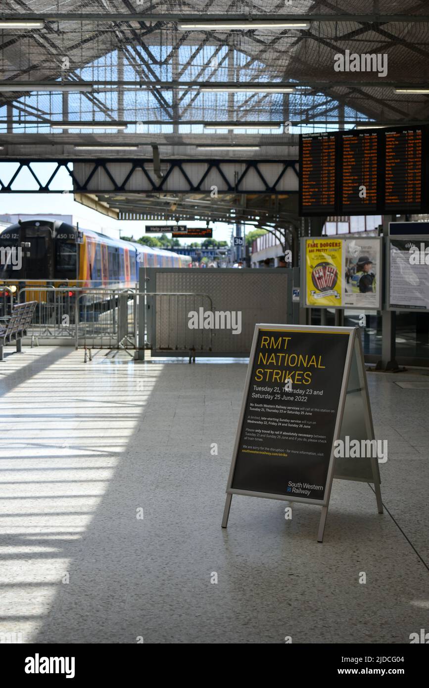 Panneau d'avertissement à l'intérieur de Portsmouth et de la gare de Southsea avertissant les passagers des grèves nationales du RMT à partir du 21st juin 2022 Banque D'Images