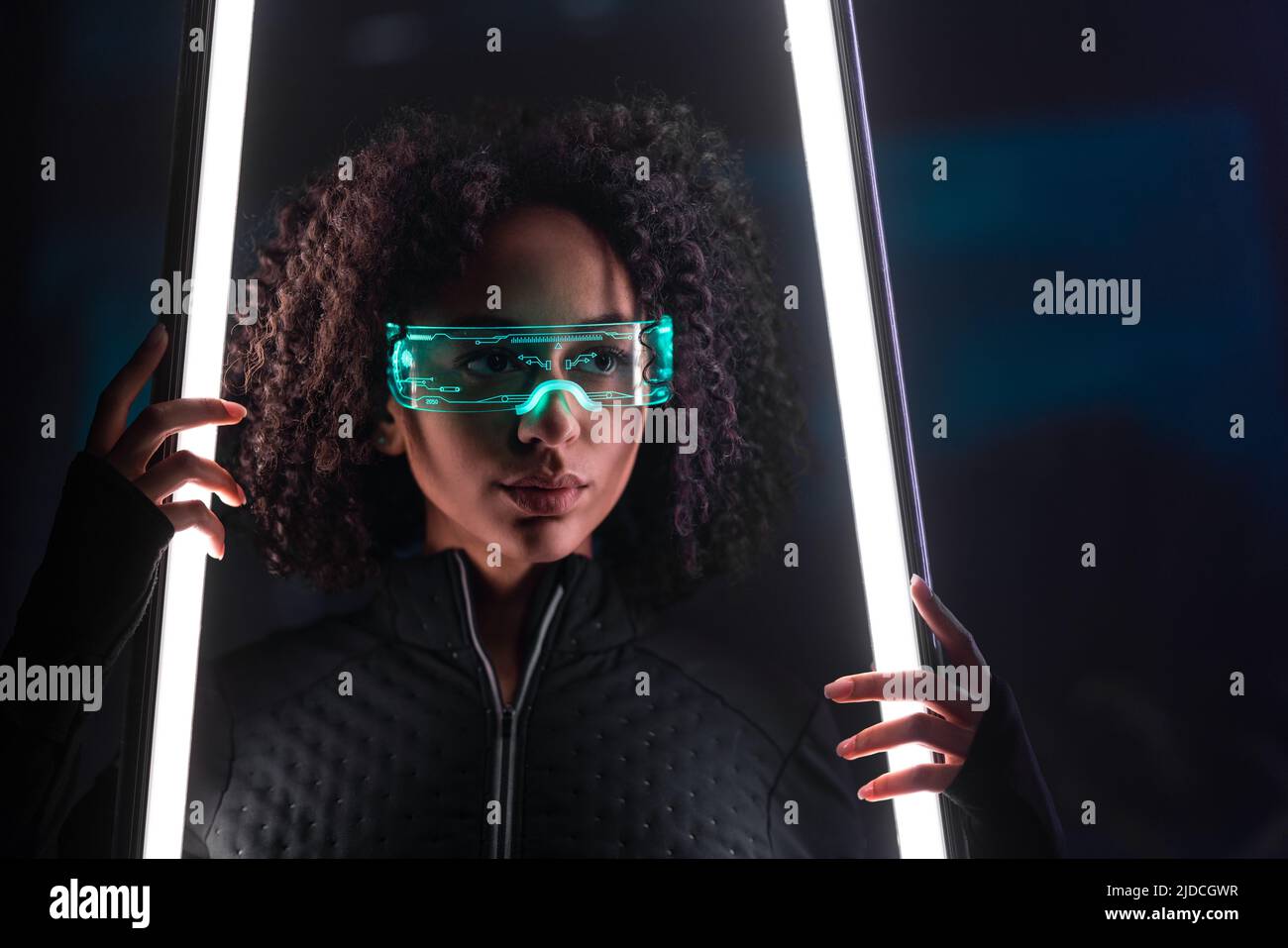 Métaverse numérique cyber monde technologie, jeune femme avec des lunettes intelligentes, style de vie futuriste Banque D'Images