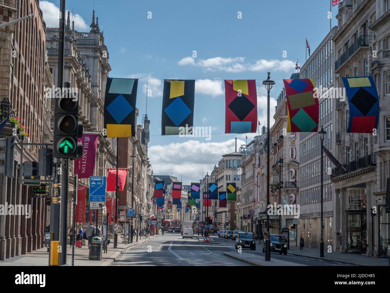 Piccadilly, Londres, Royaume-Uni. 20 juin 2022. Des drapeaux colorés sont suspendus au-dessus de Piccadilly Celebrating Art à Mayfair et de l'exposition d'été RA. Crédit : Malcolm Park/Alay Live News Banque D'Images