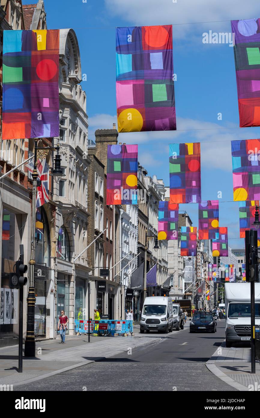 New Bond Street, Londres, Royaume-Uni. 20th juin 2022. Les drapeaux colorés conçus par Mali Morris RA sont suspendus au-dessus de New Bond Street Celebrating Art à Mayfair et de l'exposition d'été RA. Crédit : Malcolm Park/Alay Live News Banque D'Images