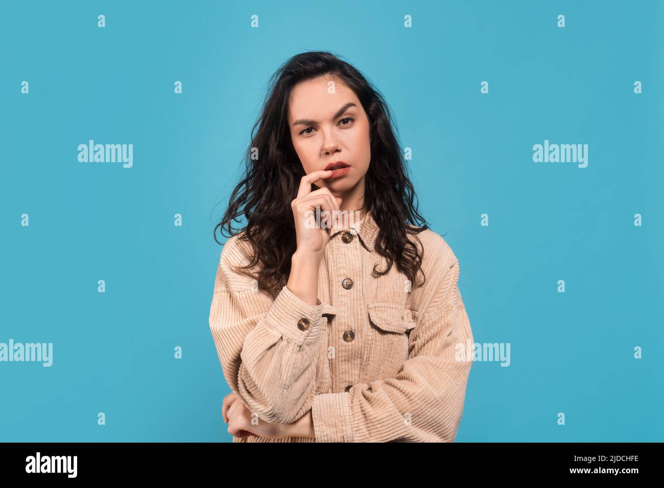 Triste pensif élégant millénaire européenne femme brunette étudiant dans le occasionnel penser à résoudre le problème Banque D'Images