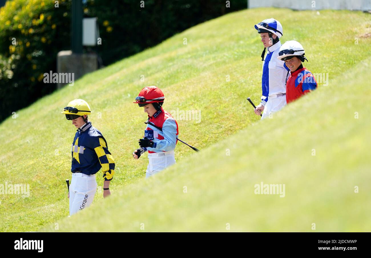 Jockeys Sean Kirrane (à gauche), Georgia Dobie, Oliver Stammers et Mollie Phillips (à droite) avant le vickers.bet confiné handicap à l'hippodrome de Chepstow, dans le Monbucshire. Date de la photo: Lundi 20 juin 2022. Banque D'Images