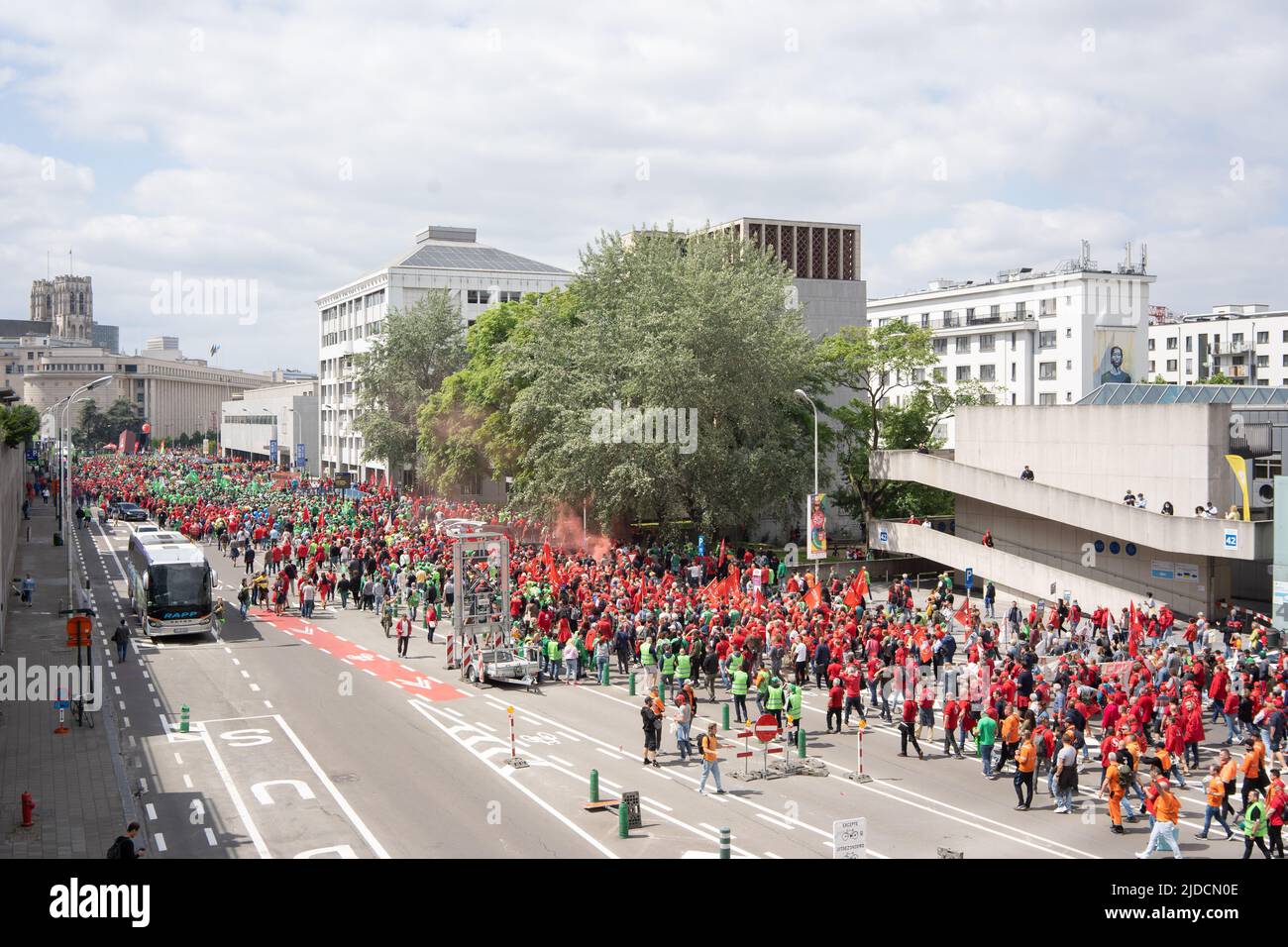 L'illustration montre une démonstration nationale de syndicats socialistes (ABVV-FGTB), chrétiens (ACV-CSC) et libéraux (ACLVB-CGSLB), défendant le pouvoir d'achat et demandant une modification à la loi sur les normes salariales de 1996 qui réglemente l'évolution des salaires en Belgique, lundi 20 juin 2022, à Bruxelles. BELGA PHOTO NOE ZIMMER Banque D'Images