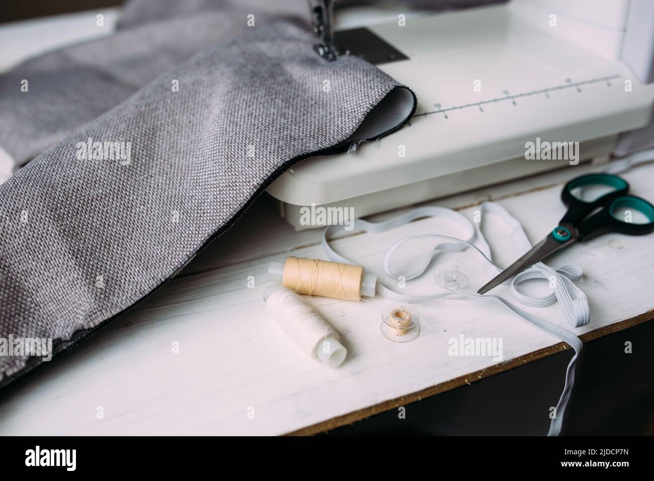 Machine à coudre, accessoires et tissus.Processus de couture créatif et confortable à la maison Banque D'Images