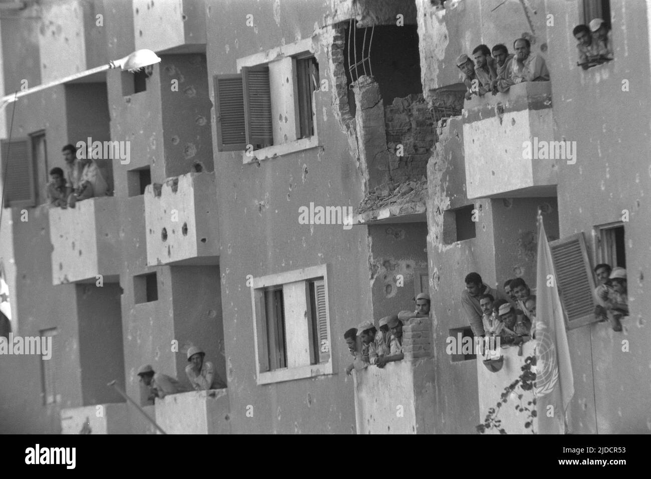 Soldats égyptiens regardant par les fenêtres, les bâtiments à la périphérie de Suez, des trous de balle peuvent être vus dans le mur de la maison, pendant la guerre du Kippour, la guerre du Kippour entre Israël et les États arabes d'Égypte, de Jordanie et de Syrie a duré du 6 octobre à 25 octobre, 1973, Banque D'Images