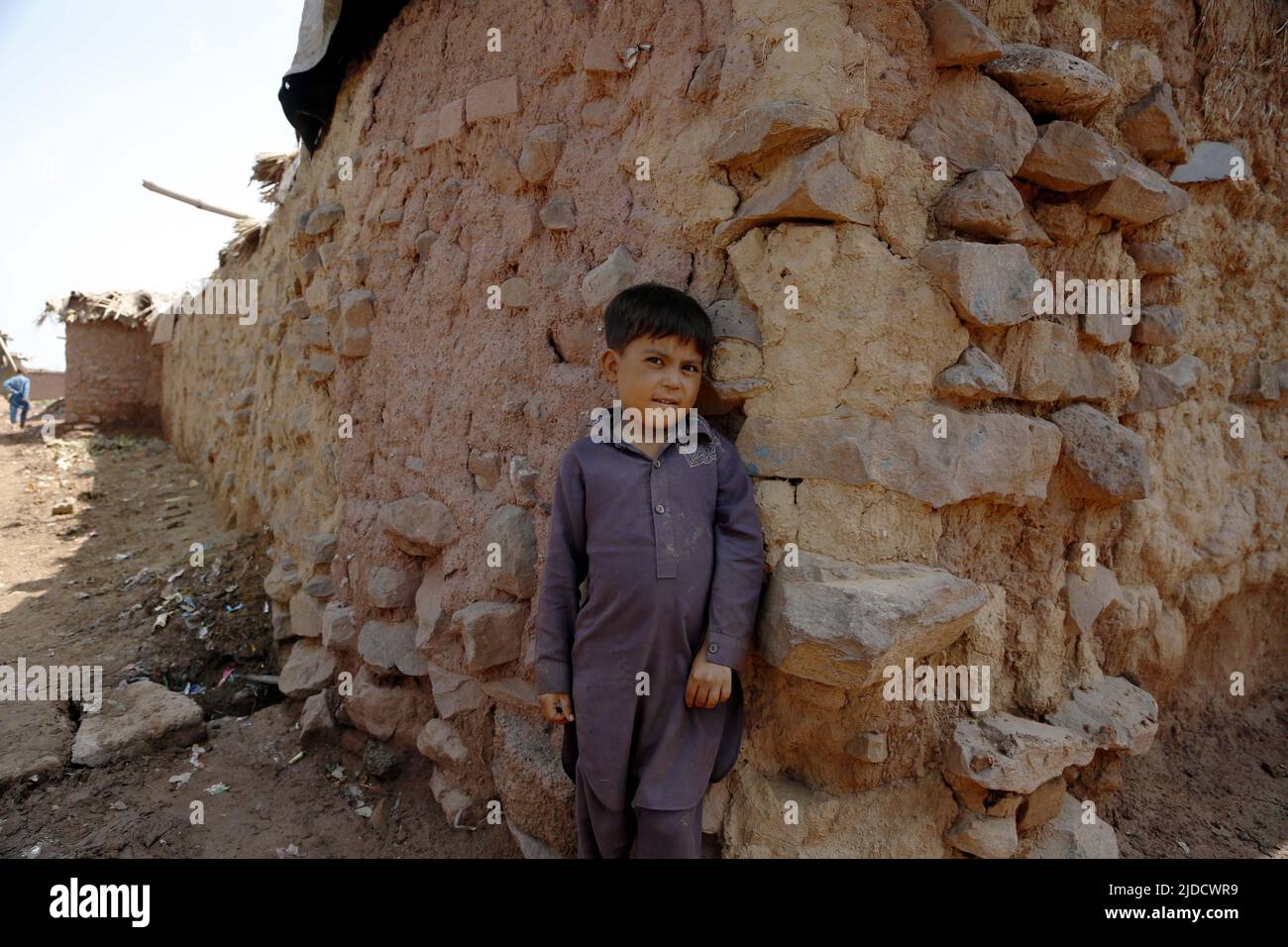 (220620) -- ISLAMABAD, 20 juin 2022 (Xinhua) -- un réfugié afghan pose pour une photo devant sa maison de fortune dans un bidonville à la périphérie d'Islamabad, capitale du Pakistan, 20 juin 2022. Lundi est la Journée mondiale des réfugiés. (Xinhua/Ahmad Kamal) Banque D'Images