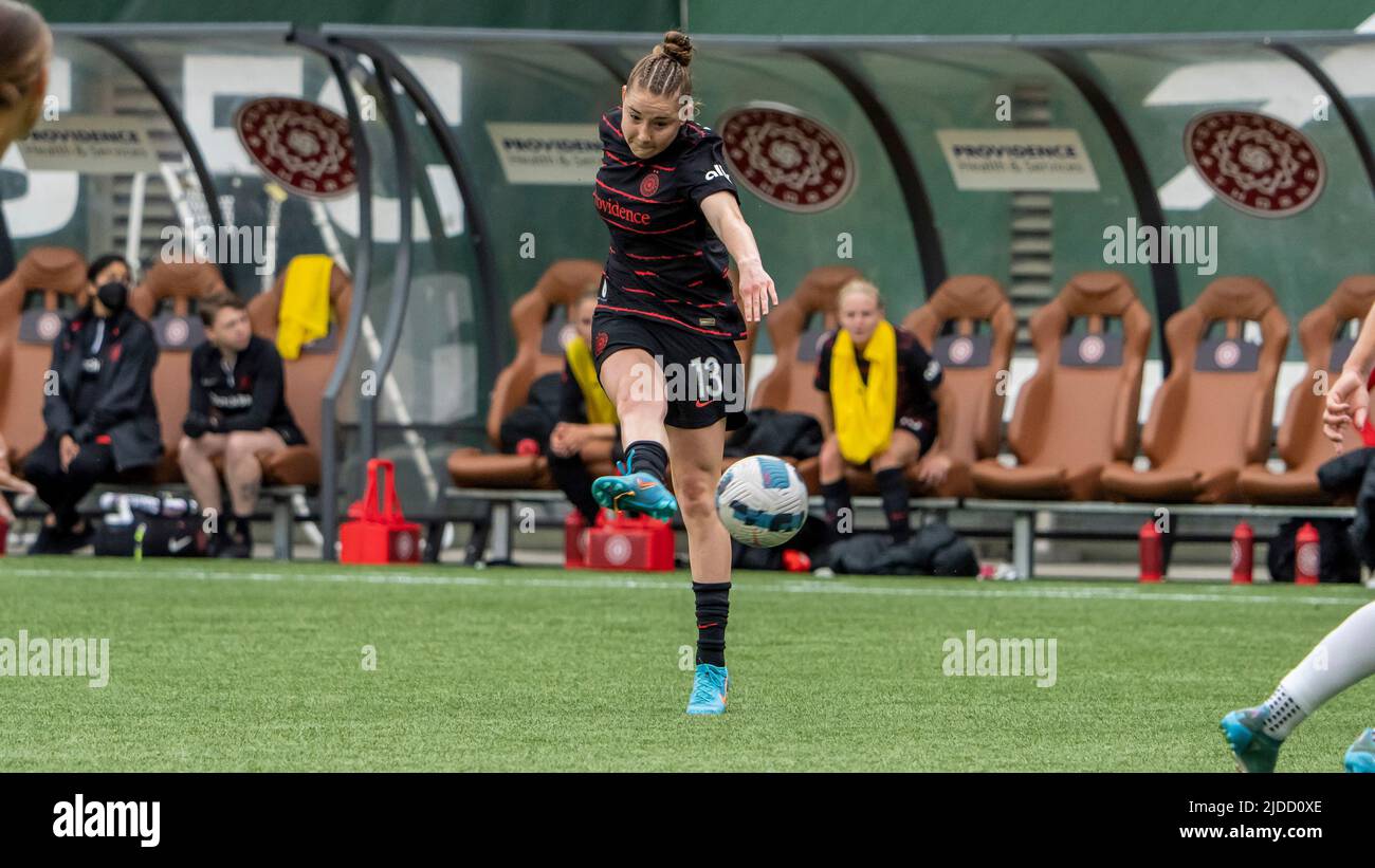 Olivia Moltrie de Portland, à 16 ans, toujours le plus jeune joueur de la NWSL et le plus jeune joueur à avoir marqué un but de ligue, prend un peu de lumière du jour et prend une photo au sommet de la boîte d'Orlando dans la victoire de Portland Thorn de 6-0 sur l'Orlando Pride à Providence Park, Portland, Oregon on 19 juin 2022 (photo de Jeff Wong/Sipa USA). Banque D'Images