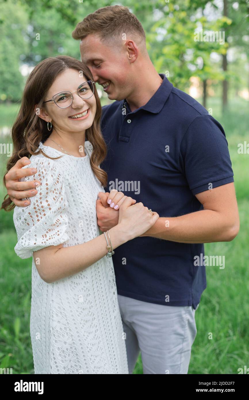 Femme en lunettes et homme marchant parmi les arbres, portrait des gens amoureux Banque D'Images
