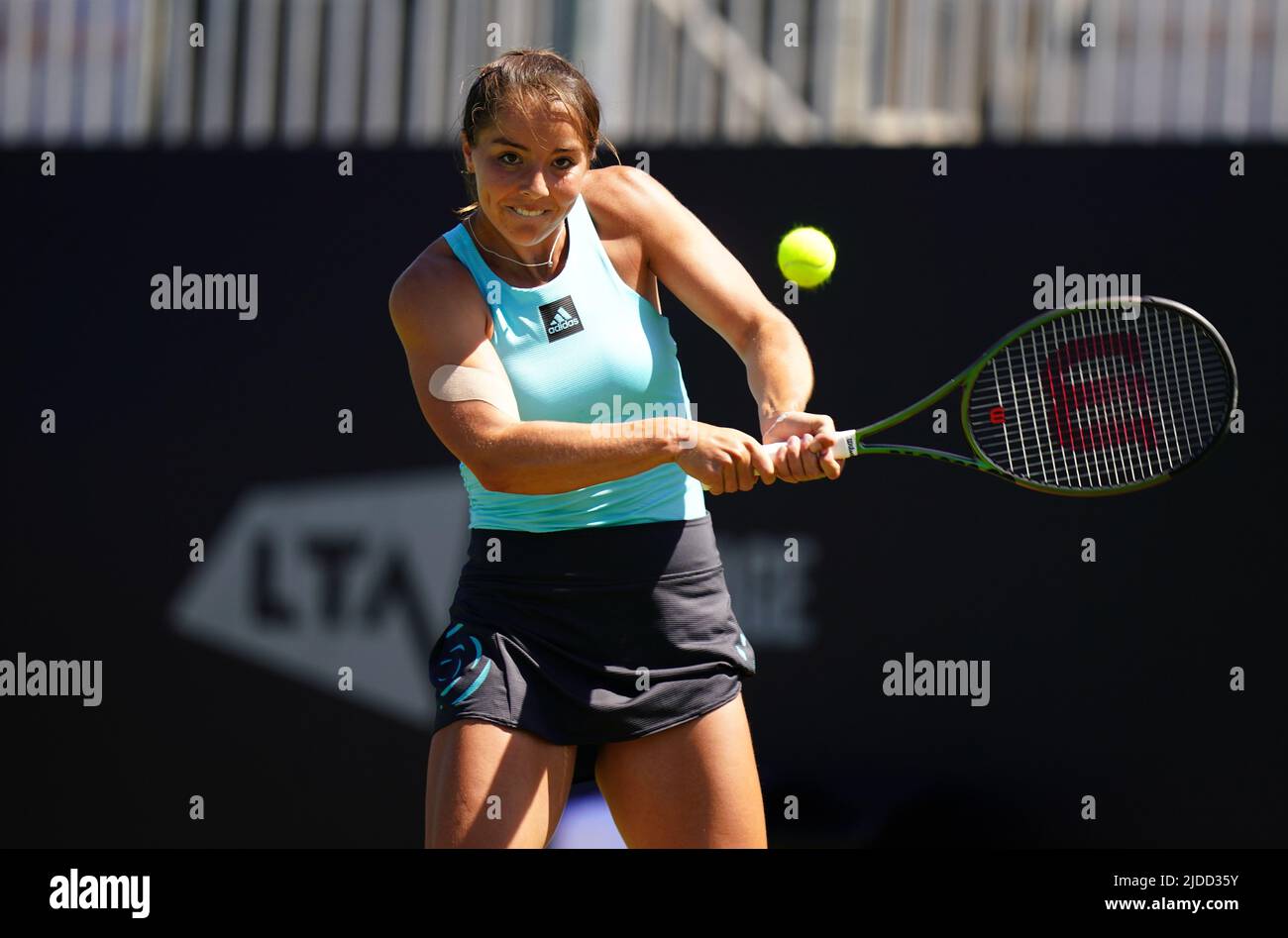 Jodie Anna Burrage en action contre Petra Martic lors de leur premier match de femmes célibataires le troisième jour de l'Eastbourne Rothesay International au parc Devonshire, Eastbourne. Date de la photo: Lundi 20 juin 2022. Banque D'Images