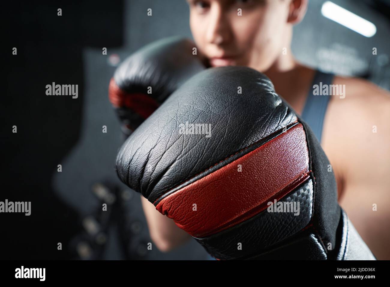 Jeune athlète masculin debout en position de combat Banque D'Images